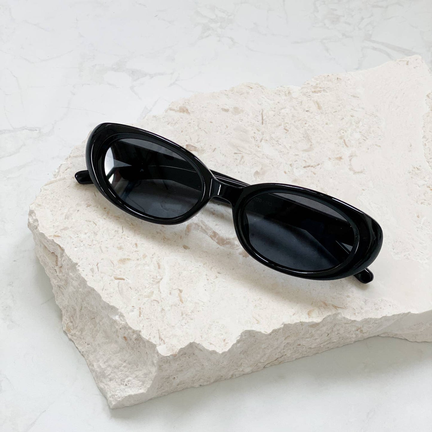 Mardi Oval Retro Sunglasses | Black Frame
